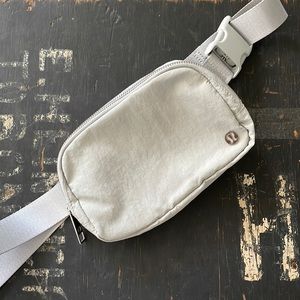 Lululemon Everywhere Belt Bag - Seal Grey (Original Style)